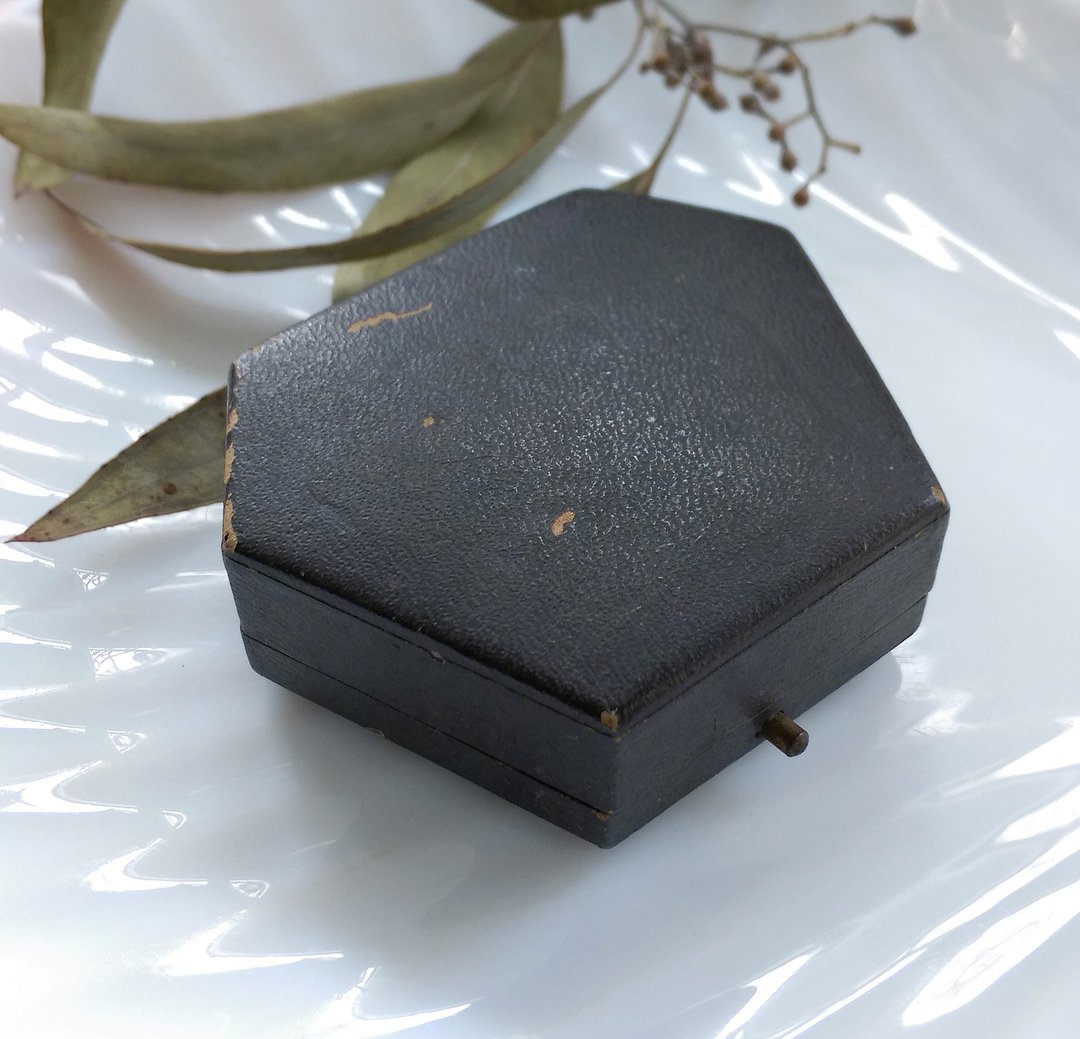 【老式珠宝盒】珠宝小盒子 旧盒子 六角型欧洲珠宝盒 - 收纳用品 - 其他金属 金色