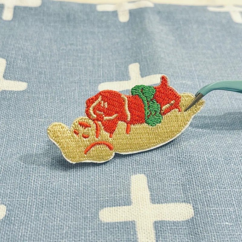 夜市狗狗  大肠抱小肠 - 编织/刺绣/羊毛毡/裁缝 - 绣线 卡其色