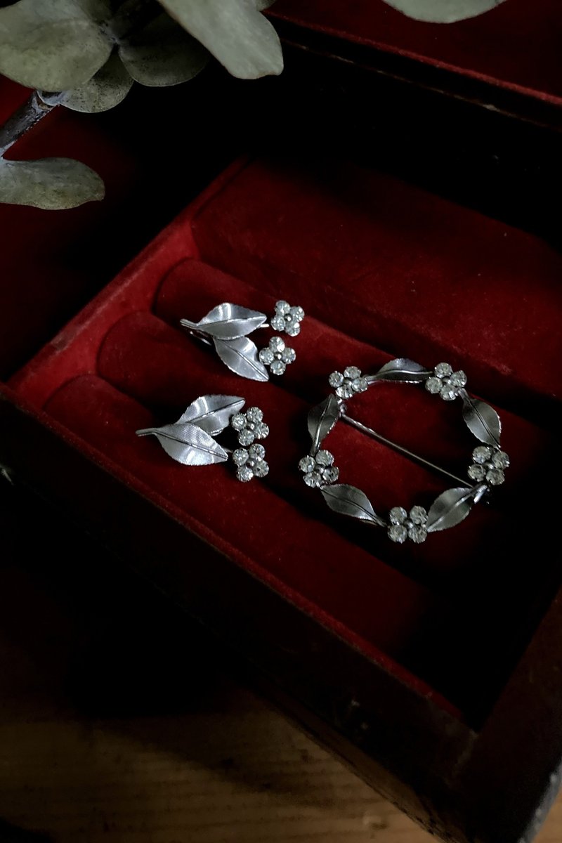 Krementz 美国古董饰品 包白金莱茵石花草花圈耳栓耳夹胸针套组 - 耳环/耳夹 - 其他金属 