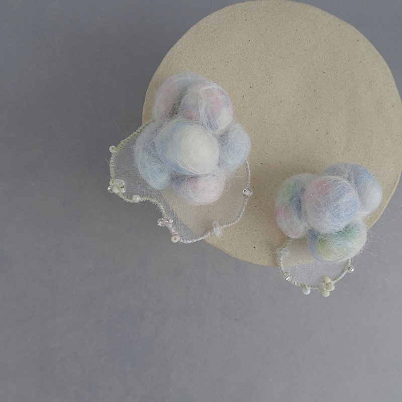 Oboro Niji 2 Wool x Organdy x Bead Pierce/ Clip-On - 耳环/耳夹 - 绣线 