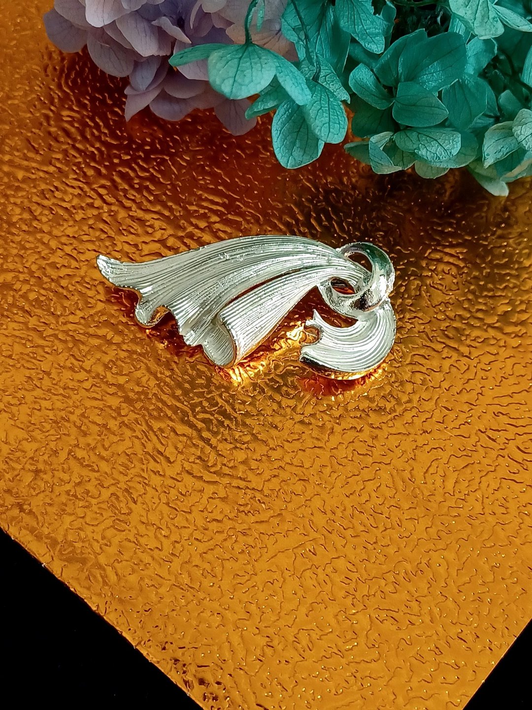 vintage jewelry 典雅银丝缎带 别针 胸针 - 胸针 - 其他金属 
