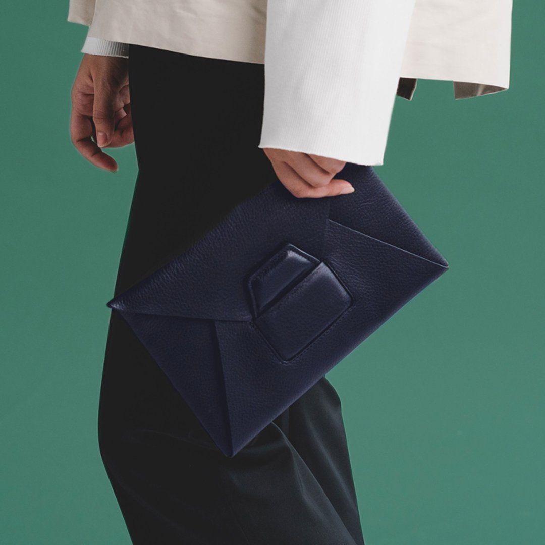 GEO4 Clutch A plain leather clutch bag, the size of an iPad mini. - 手拿包 - 真皮 蓝色