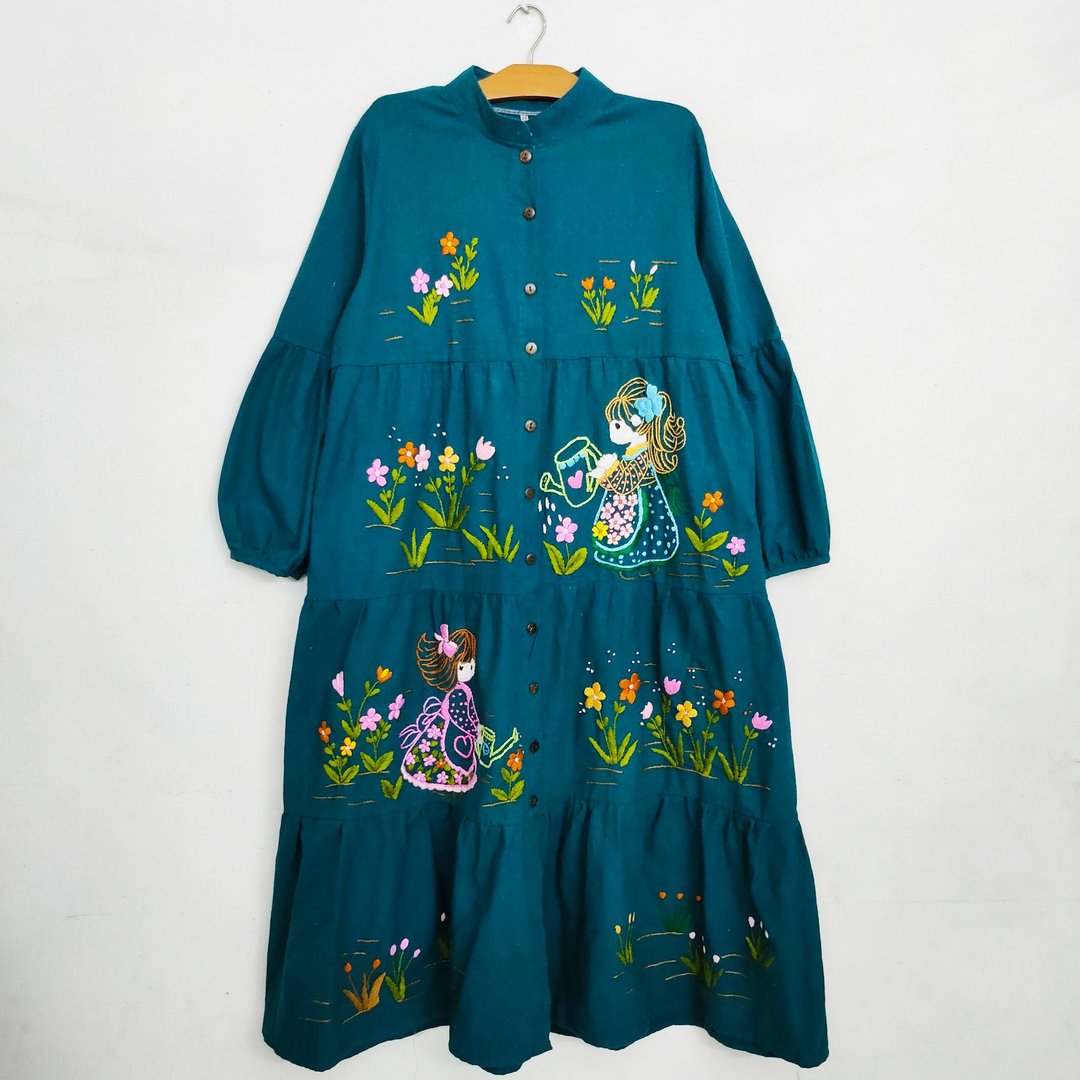 Custom Order | No.STA0358 A-line dress, thick cotton, hand embroidered, girl and flower lover garden pattern. - 洋装/连衣裙 - 绣线 绿色