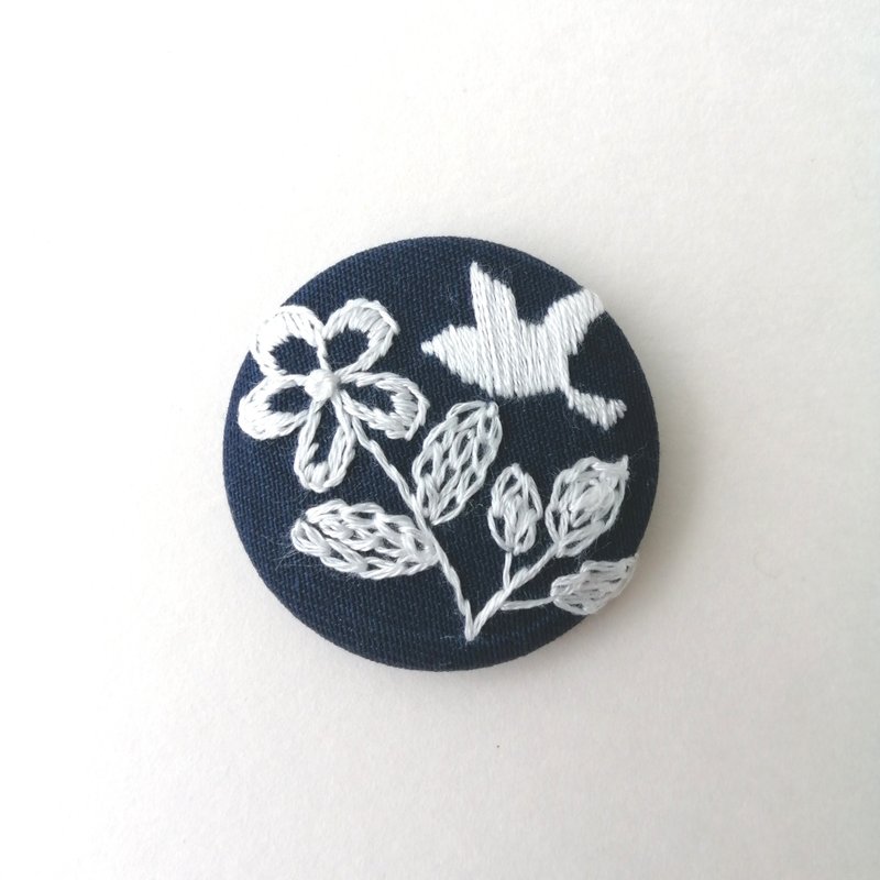 小鸟与植物刺绣胸针 - 胸针 - 棉．麻 白色