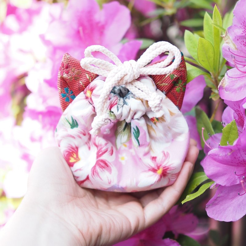 Cat-shaped Taiwan floral pattern x silk fabric mini drawstring pouch (one piece work) - 化妆包/杂物包 - 棉．麻 粉红色