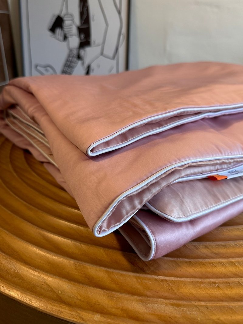 ROZZ100%天丝双人撞色凉被—粉色/粉橘/草莓 - 寝具 - 丝．绢 粉红色