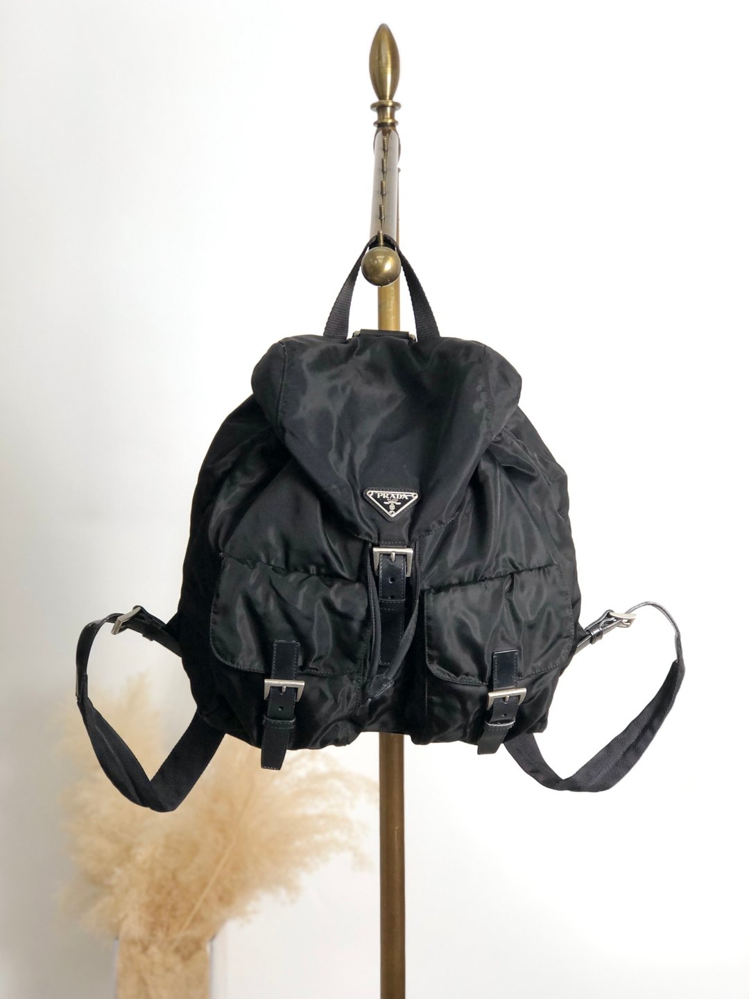 【 日本直送名牌中古包 】PRADA 普拉达 后背包 黑色 三角标志 尼龙 前侧扣式 design vintage 复古 gesjwg - 后背包/双肩包 - 尼龙 黑色