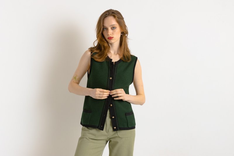 复古 1970 年代奥地利蒂罗尔/巴伐利亚风格针织背心，刺绣民俗风 7496 - 女装背心 - 羊毛 绿色