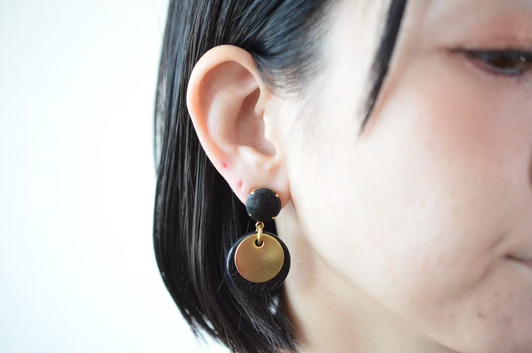 Double Marble ~ small ~ [Leather earrings / Clip-On] black - 耳环/耳夹 - 真皮 黑色