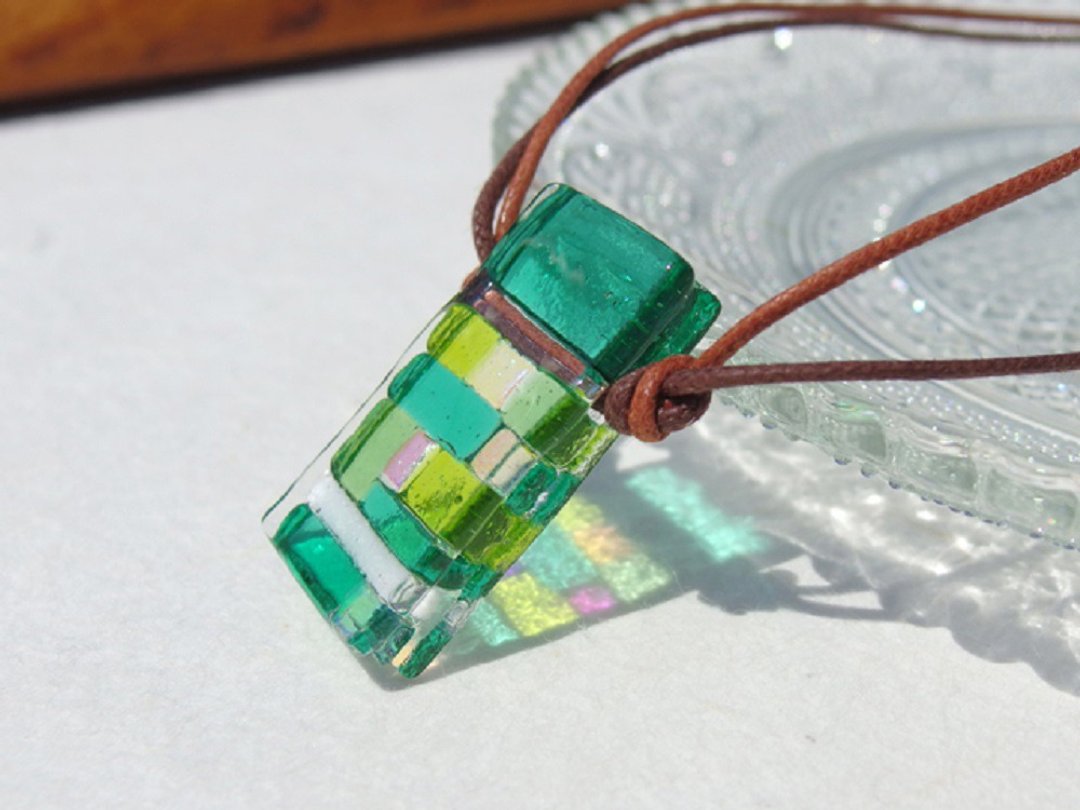 Shining fragrant glass (Kaoru [Aurora] [Emerald]) Aroma pendant [Made to order] - 项链 - 玻璃 绿色