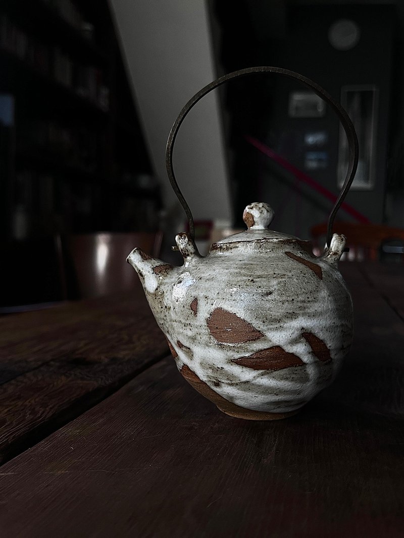 流白 金属提梁壶 二一零 | 陶茶具 - 茶具/茶杯 - 陶 白色