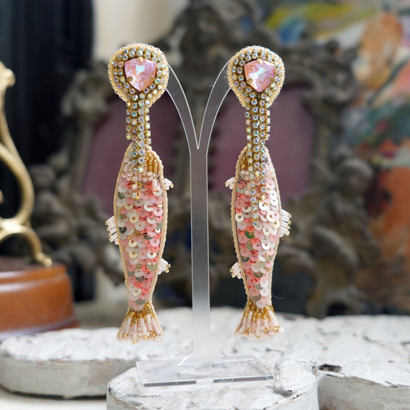 珠宝风手工刺绣钉珠片鱼耳环 - 耳环/耳夹 - 其他材质 粉红色