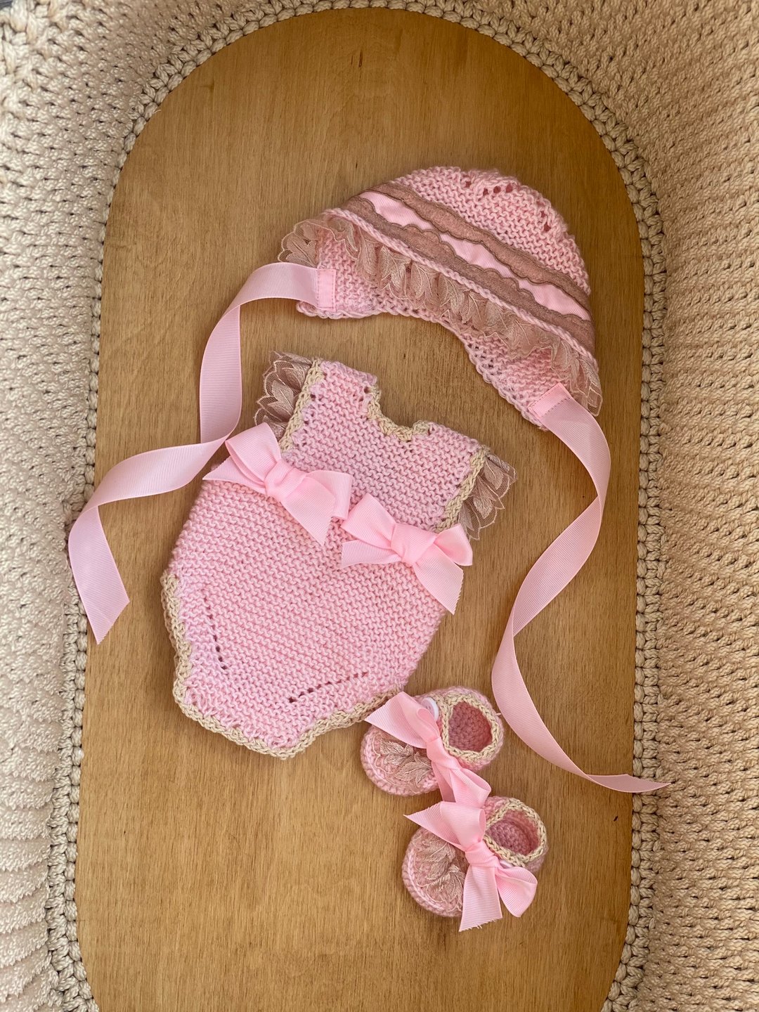 Hand knit pink romper, hat and booties with beige lace. Take home outfit. - 包屁衣/连体衣 - 其他材质 粉红色