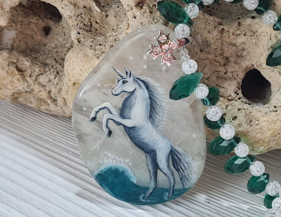 Unicorn necklace Unicorn jewelry Hand painted rocks with miniature painting - 项链 - 石头 白色