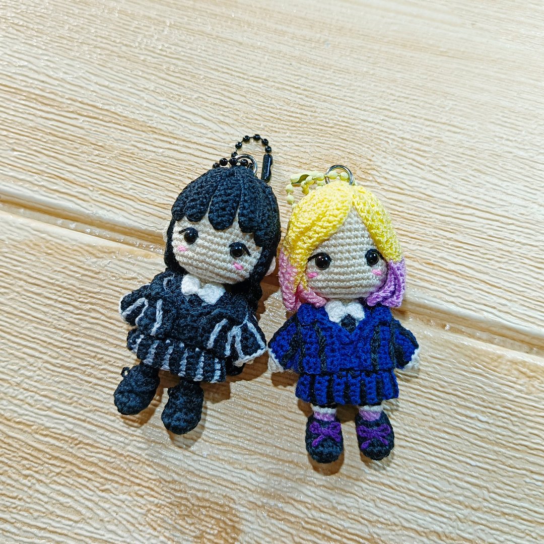 Wednesday Addams & Enid Sinclair 纱线娃娃钥匙扣 - 钥匙链/钥匙包 - 其他材质 多色