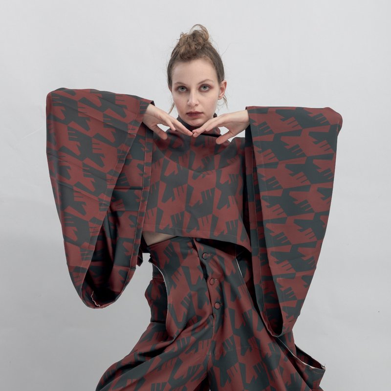 INF 乌鸦振袖短版印花上衣 / 炽焰红 - 女装上衣 - 聚酯纤维 红色