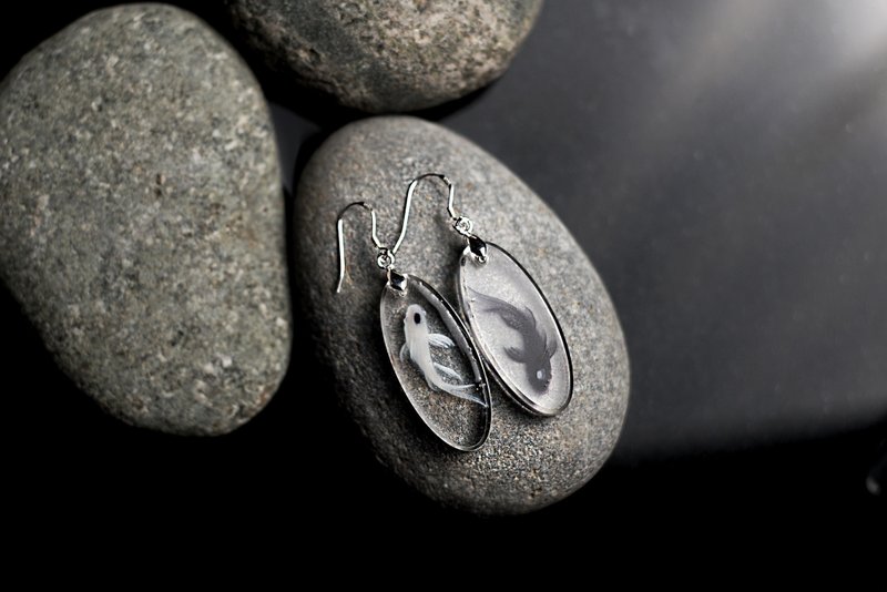 鱼你相恋 点亮你的颈间光彩 纯手绘阴阳鲤鱼情侣项链 带礼盒 - 耳环/耳夹 - 树脂 