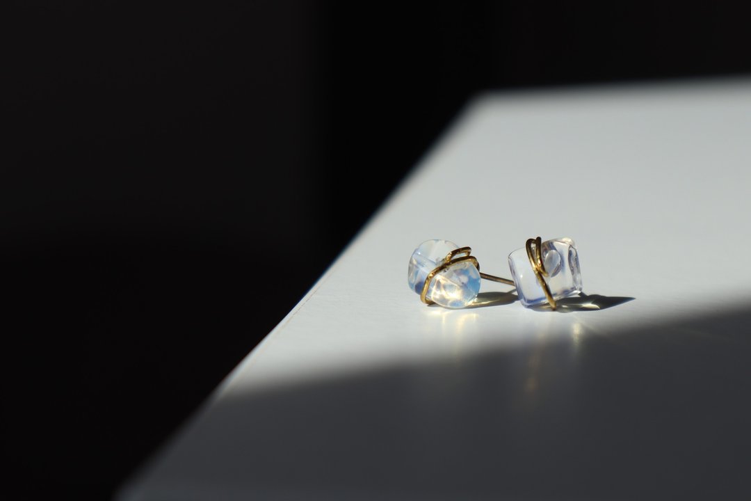 MOONSTONE Bringing you Repletion Attractive & Protection Stud Earrings/Clip on - 耳环/耳夹 - 石头 透明