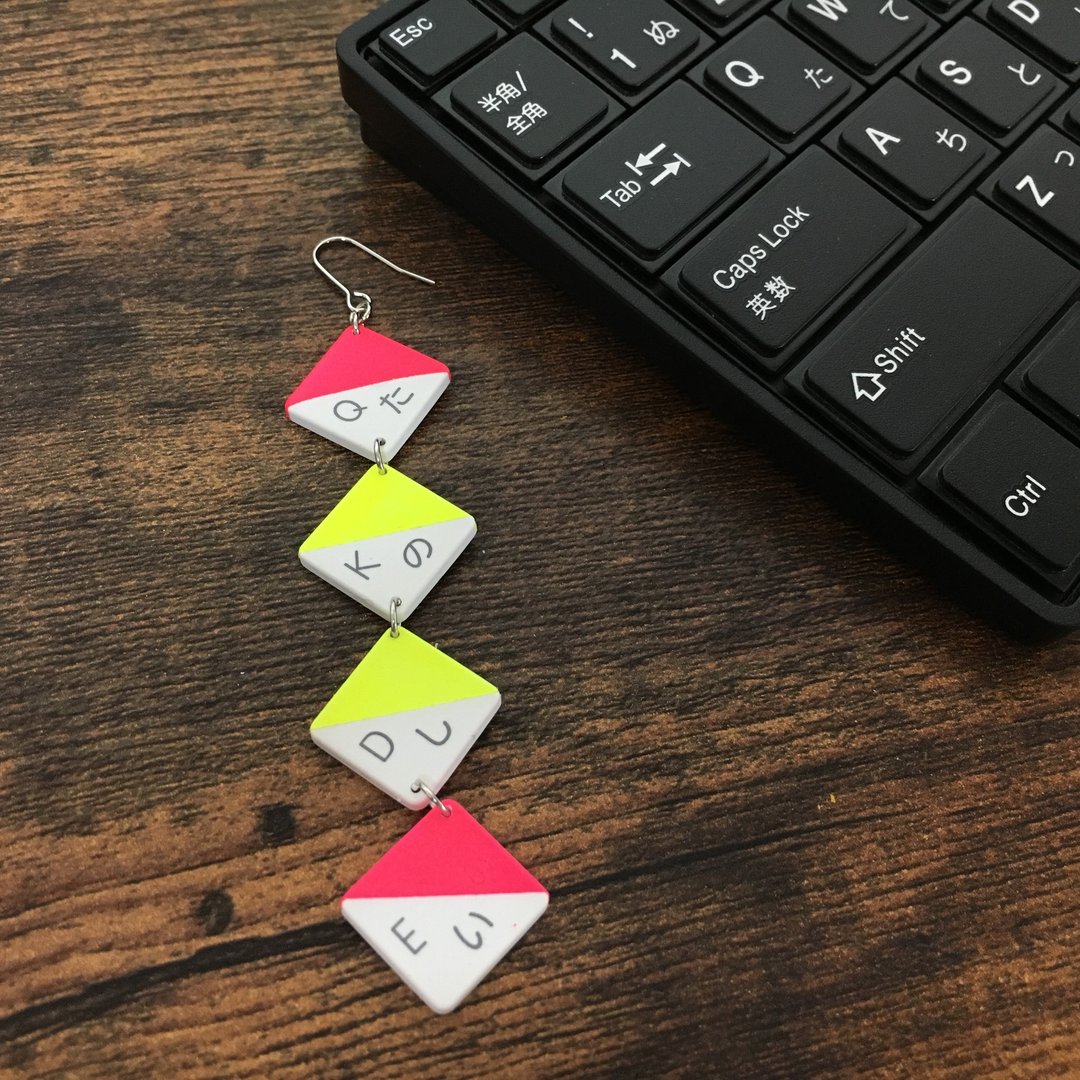 【Electronic parts】Japanese Keytop Earring『た・の・し・い』 - 耳环/耳夹 - 塑料 多色