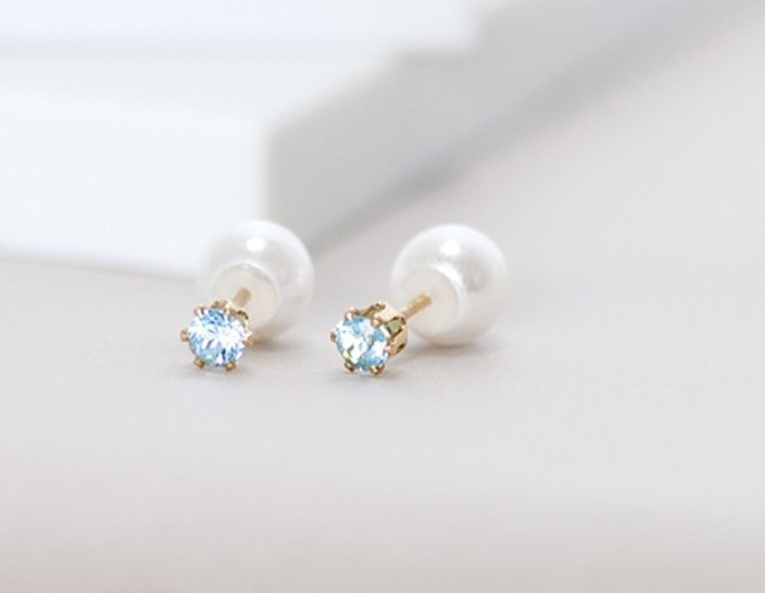 Swiss blue topaz 6 claw stud earrings (with pearl catch) - 耳环/耳夹 - 宝石 