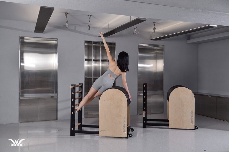 Be strong 绕颈大露背连身短裤@breathm-浅泥灰 - 女装瑜珈服 - 聚酯纤维 灰色