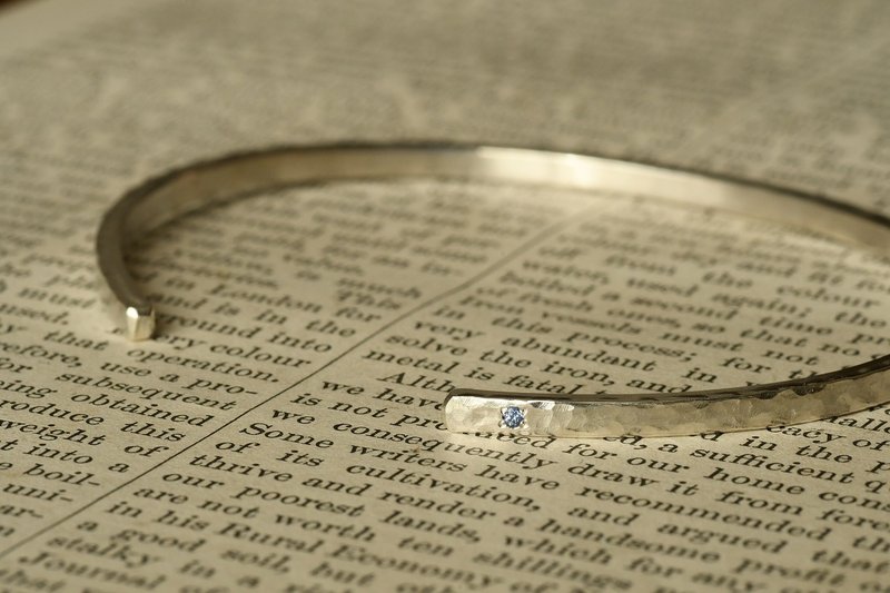 与光辉同行：矢车菊蓝蓝宝石 - 手链/手环 - 其他金属 蓝色