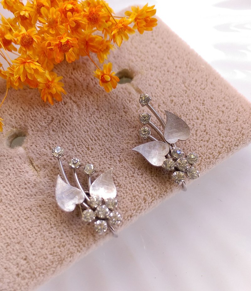 【西洋古董饰品/年代老件】Krementz 精细爱心银叶 栓式耳环 - 耳环/耳夹 - 其他金属 银色