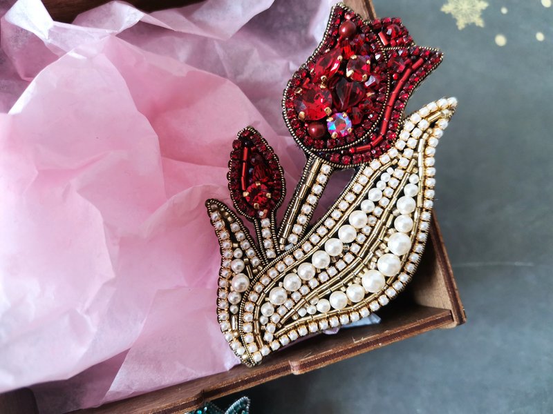 Tulip flower jewelry brooch beaded - 胸针 - 其他材质 红色
