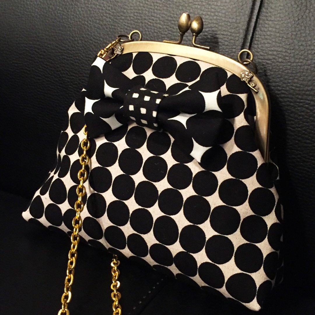 one-of-a-kind 2way kisslock shoulder bag pochette black&white camouflage ribbon - 侧背包/斜挎包 - 棉 黑色