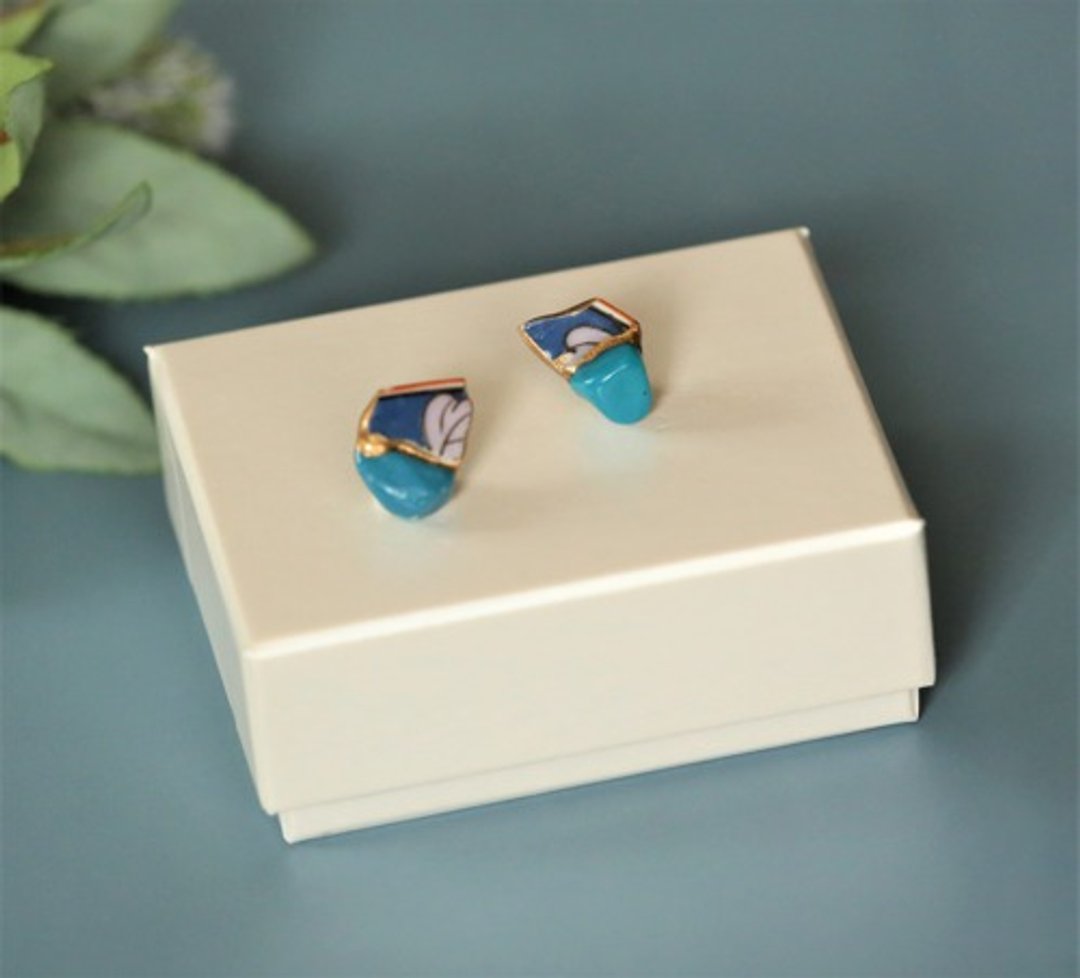 Arita porcelain porcelain piece x Kintsugi pierced earrings (turquoise) - 耳环/耳夹 - 陶 