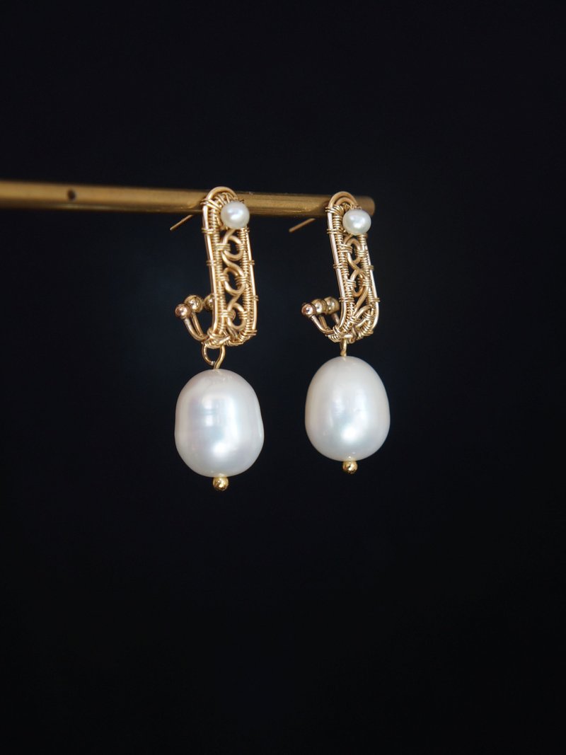 14kGF超大珍珠耳环 手工绕线 耳钉 耳饰 不过敏 11*13mm淡水珍珠 - 耳环/耳夹 - 珍珠 金色