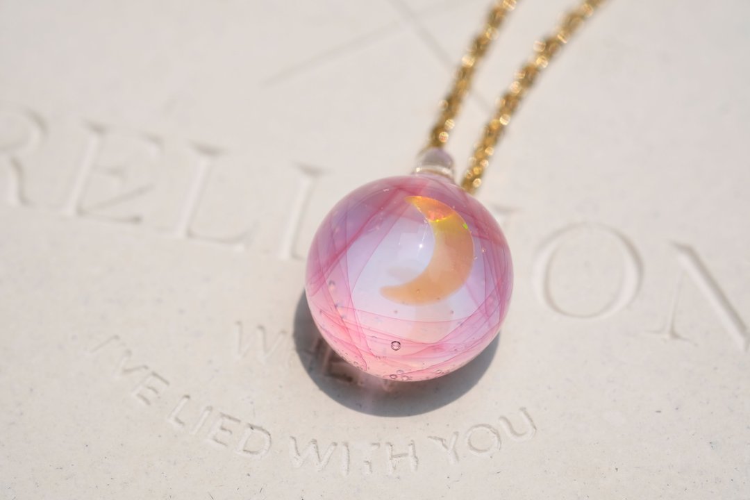 Spring Moon 琉璃吊坠 3 - 颈链 - 玻璃 粉红色