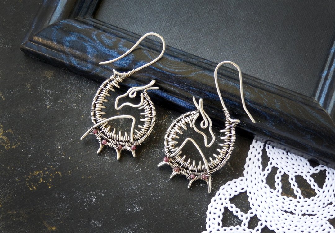 Silver Dragon earrings with garnet - 耳环/耳夹 - 其他金属 银色