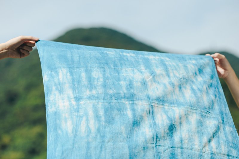 【腓拉传承工作坊】蓝染方巾 - 丝巾 - 棉．麻 蓝色