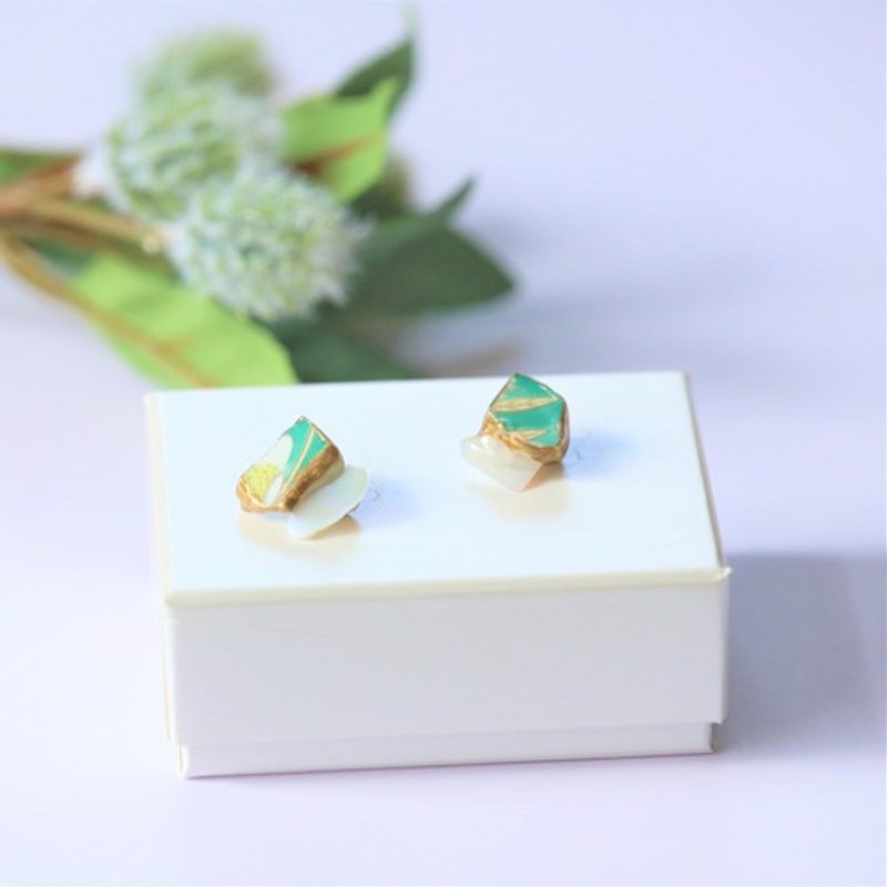 Made-to-order Arita porcelain porcelain piece Kintsugi pierced Clip-On Green porcelain piece, shell - 耳环/耳夹 - 陶 绿色