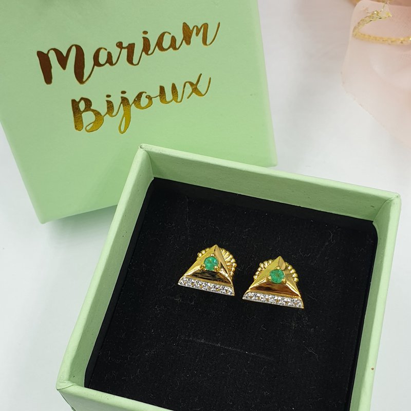 triangle earrings Inlaid emerald in the center, decorated with White Topaz below. - 耳环/耳夹 - 纯银 绿色