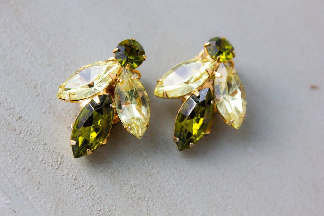 Vintage Juliana green clip on earrings Insect earrings gold - 耳环/耳夹 - 水晶 金色