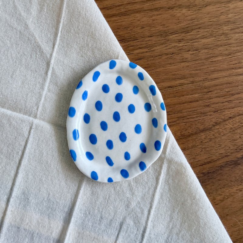 手作蓝点蛋型盘/波点之蓝 - 浅碟/小碟子 - 陶 