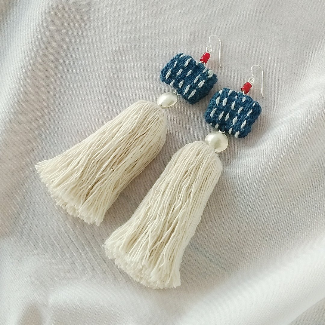 Hand-woven cloth & long tassel earrings / Karen silver glass beads / grass dyed cotton - 耳环/耳夹 - 棉 白色