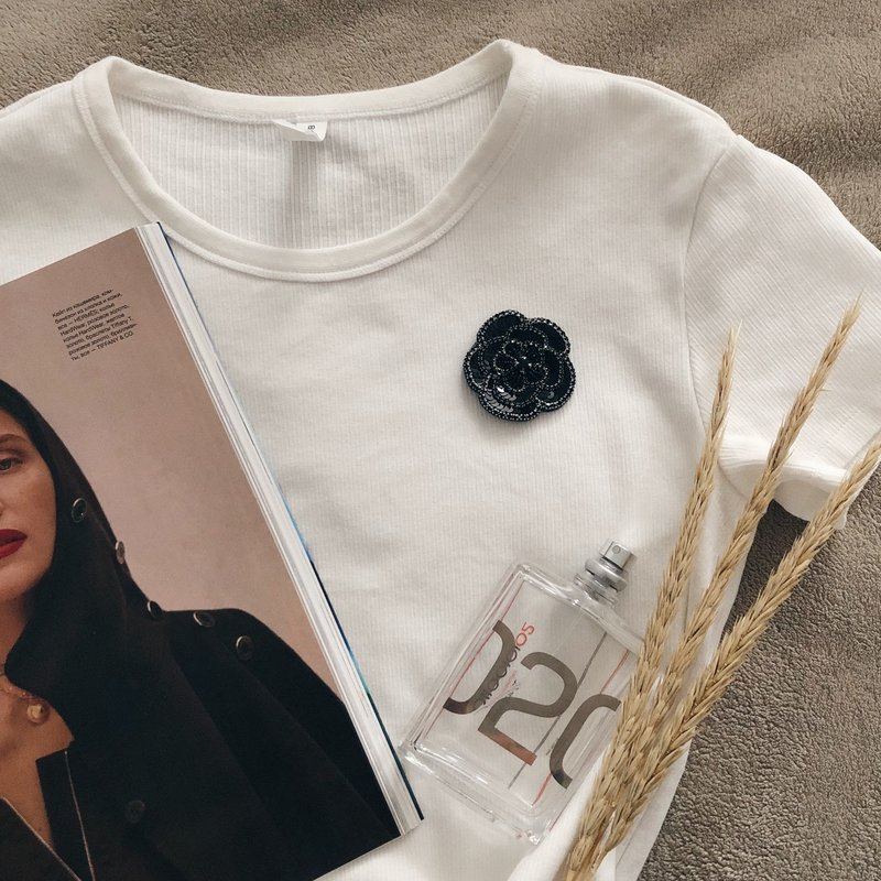 Embroidered Camellia brooch, Flower pin, CC Style Podium brooch, coco pin - 胸针 - 玻璃 黑色