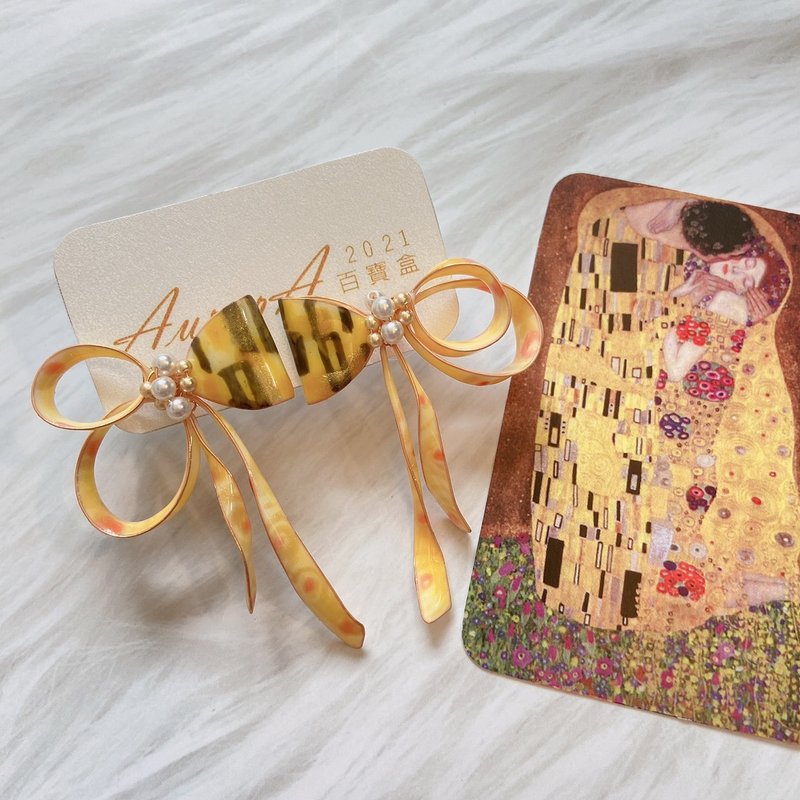 【AurorA百宝盒】A049─画家绘画系列─克林姆蝴蝶结─耳针一对 - 耳环/耳夹 - 树脂 