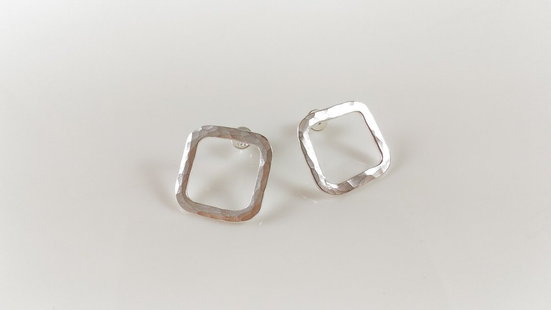 纯银耳环,锻敲系列Forging collection 纯银耳坠FGE007台湾设计师手工银饰 - 耳环/耳夹 - 其他金属 白色