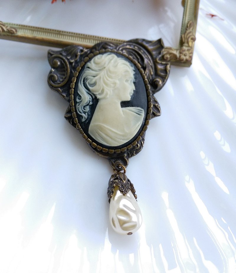 西洋古董饰品。 Cameo  维多利亚风格 垂坠珠  别针 - 徽章/别针 - 其他金属 金色