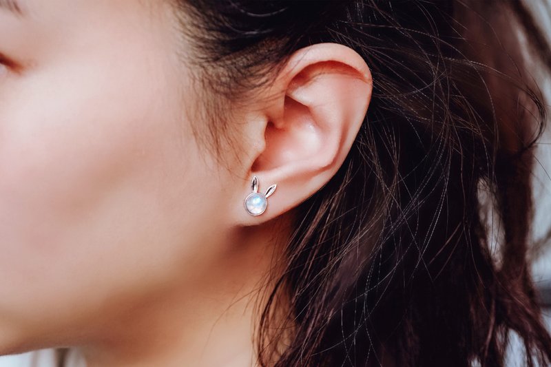 月亮石耳环 纯银 梦兔子耳钉 Bunny Moonstone Sterling Silver - 耳环/耳夹 - 宝石 白色