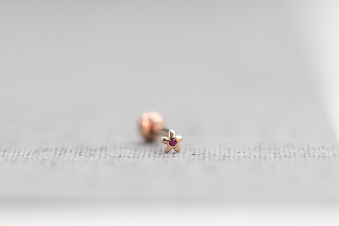 14K   红宝石小花 锁珠耳环(单个)耳骨 耳窝 不退色 - 耳环/耳夹 - 贵金属 金色