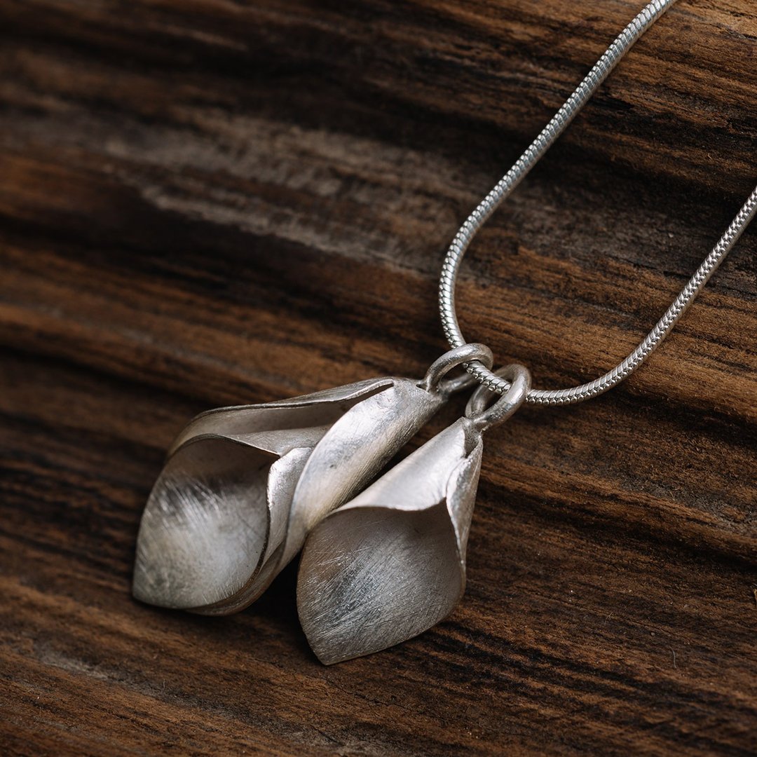 Two hanging Calla lily flowers handmade silver pendant necklace (N0120) - 项链 - 银 银色