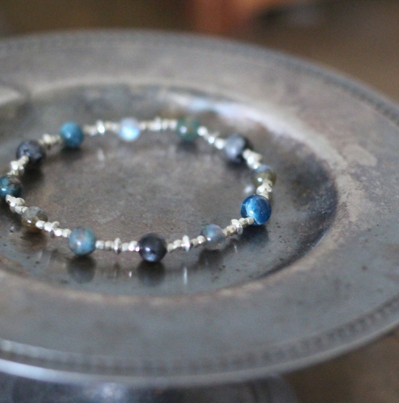 【已绝版】碎月星系“星云” │天然矿石手链 6A月光石 蓝晶石 绿晶石 磷灰石 925纯银几何珠 拉长石 纯银隔片 手链手环 - 手链/手环 - 宝石 