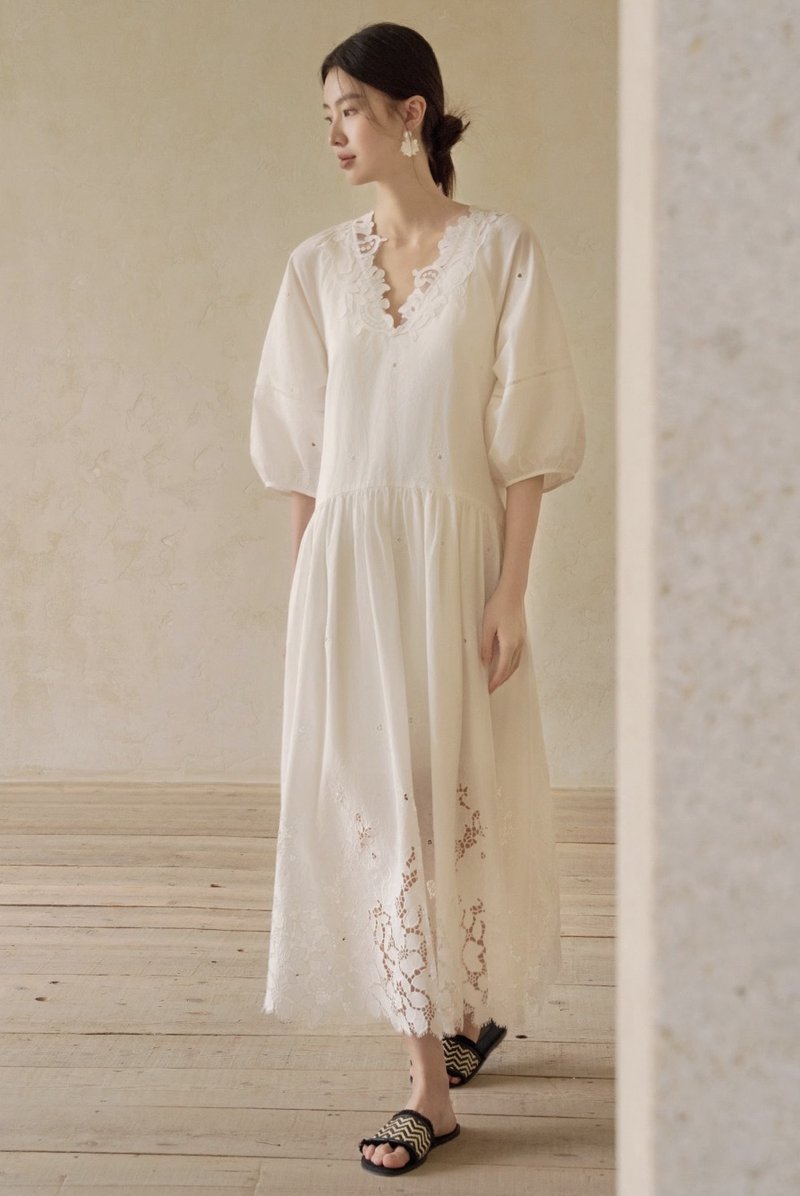 法式极简 绣花v领蕾丝度假风连身裙 - 洋装/连衣裙 - 其他材质 白色