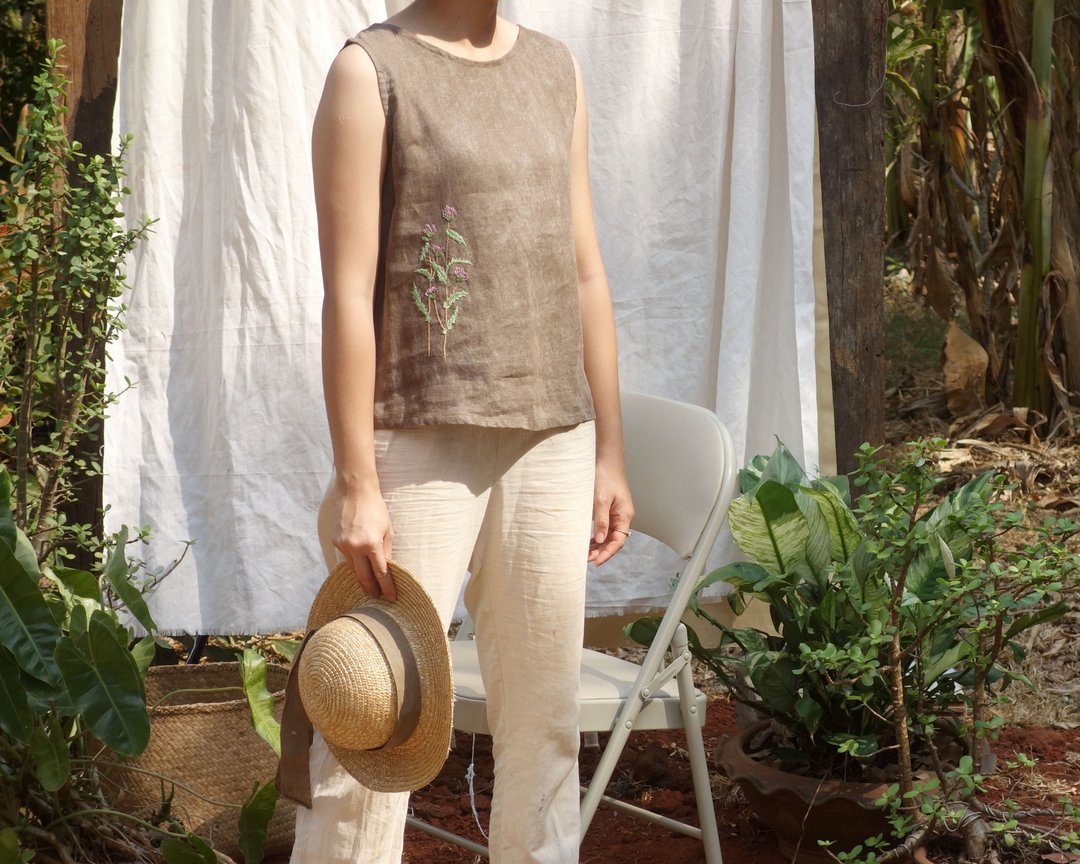 Sleeveless linen shirt dyed ebony brown. Brown grass flowers embroidery. - 女装上衣 - 棉 咖啡色