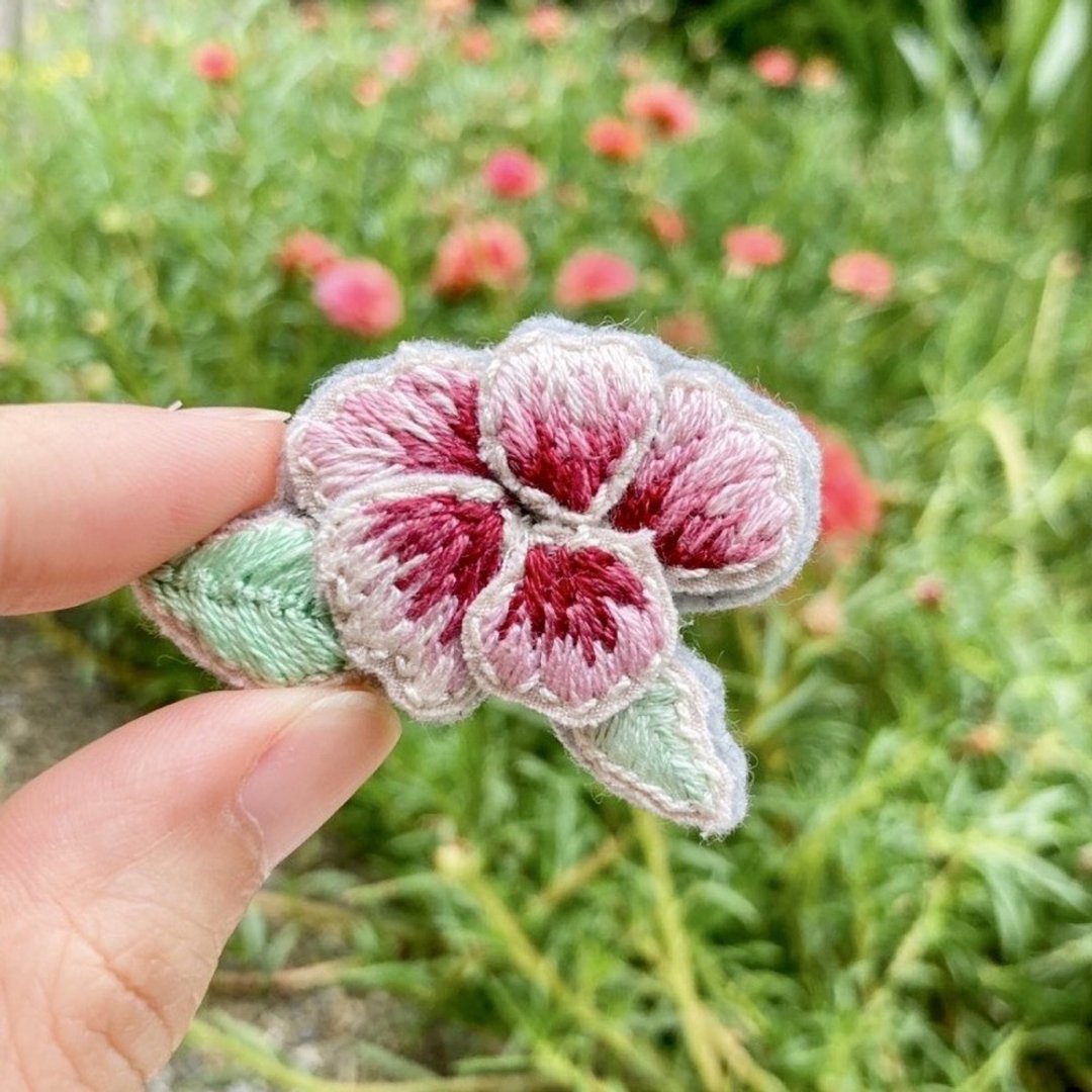 渐层红 花刺绣胸针 立体手工刺绣饰品 - 胸针 - 绣线 